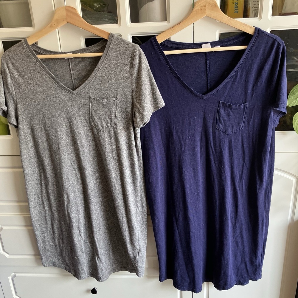 Lot of 2 GAP Womens Medium Short Sleeve Relaxed V-Neck Pocket T-Shirts Gray Blue